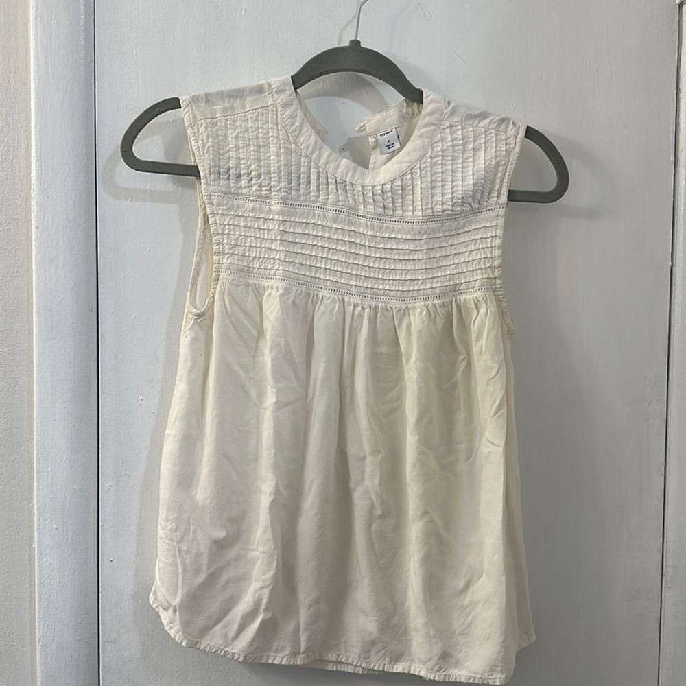 Buy one, get one 1/2 off ✨ Old navy high neck tank.